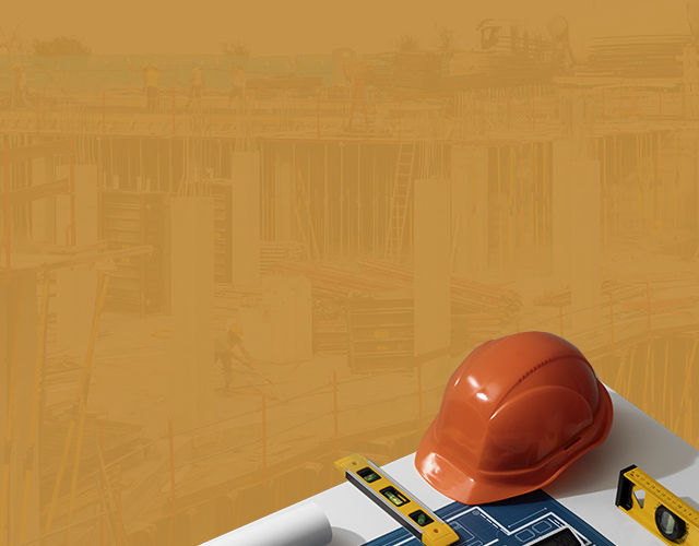 Casco de seguridad, planos y herramientas en obra de construcción